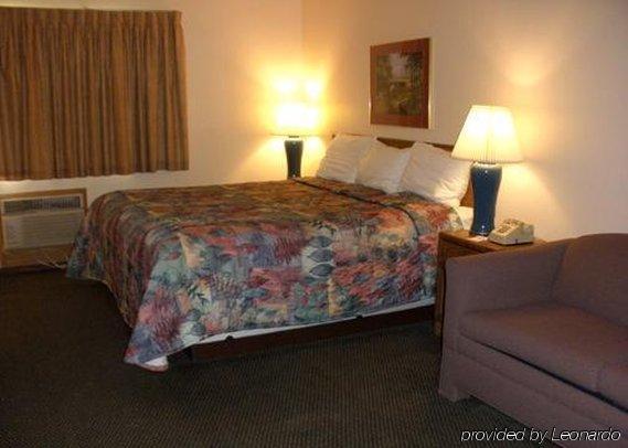 Econo Lodge Inn & Suites Меномони Стая снимка
