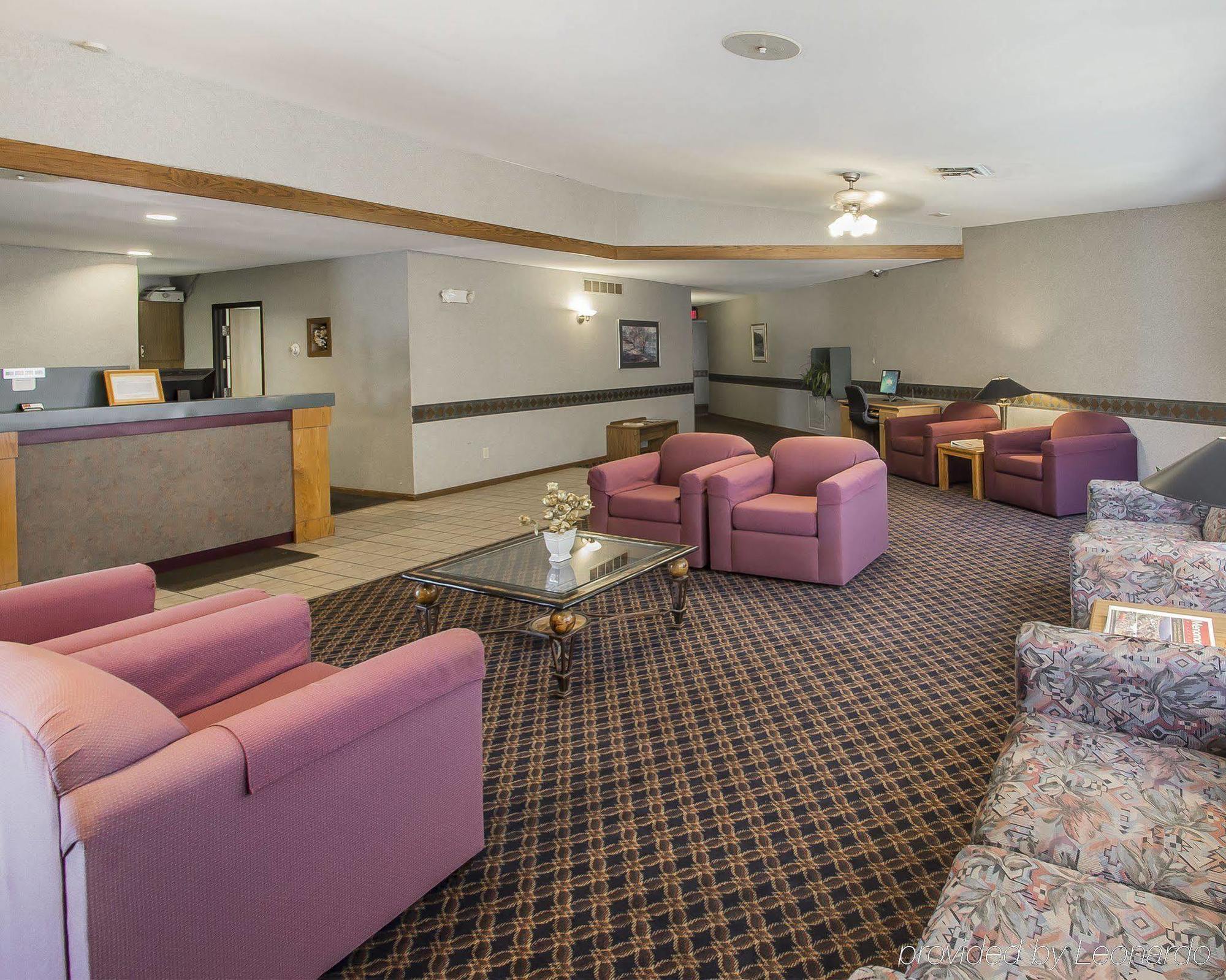 Econo Lodge Inn & Suites Меномони Екстериор снимка