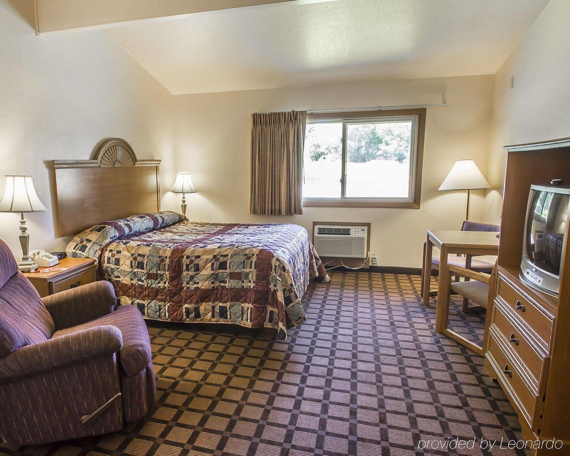 Econo Lodge Inn & Suites Меномони Екстериор снимка