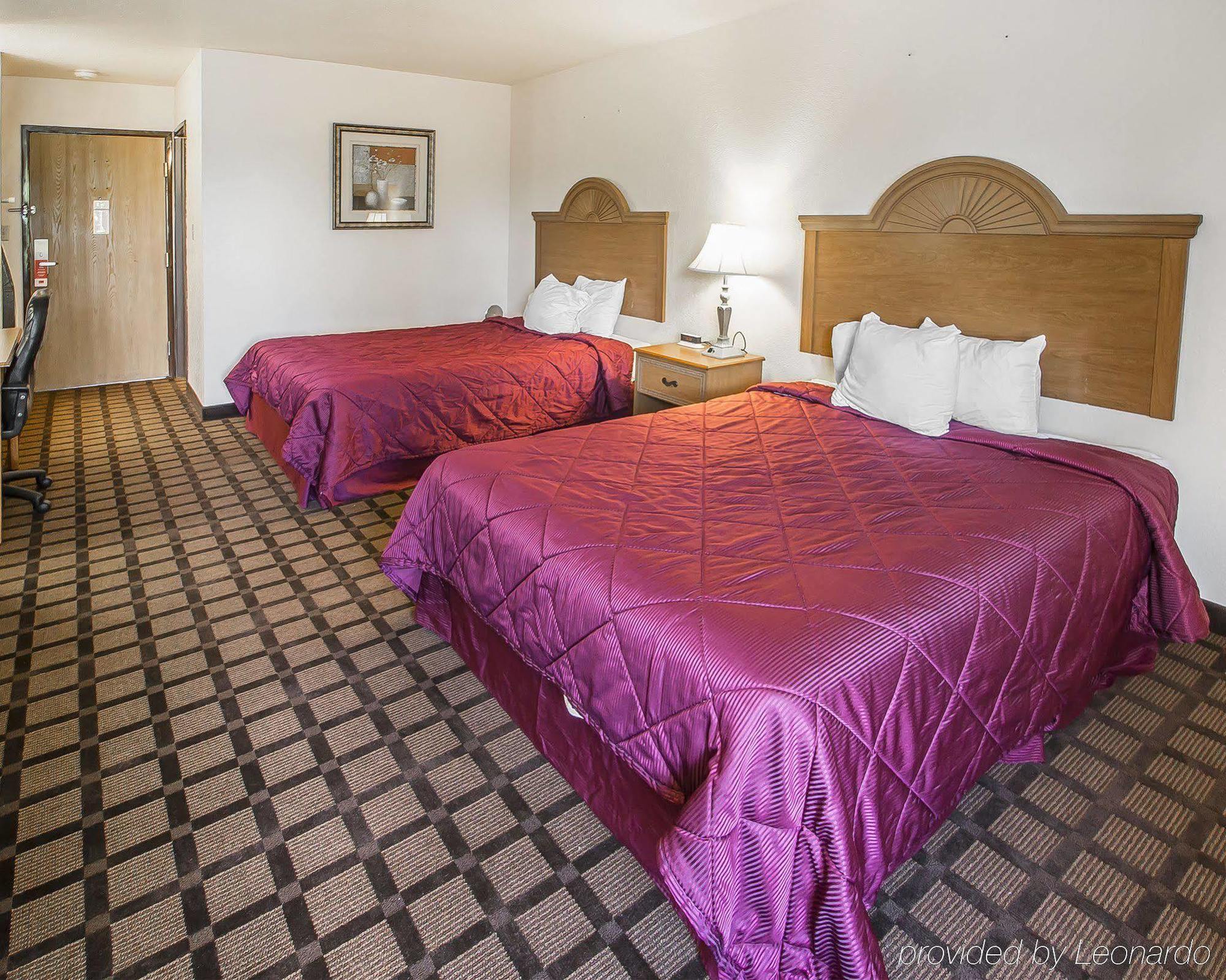Econo Lodge Inn & Suites Меномони Екстериор снимка