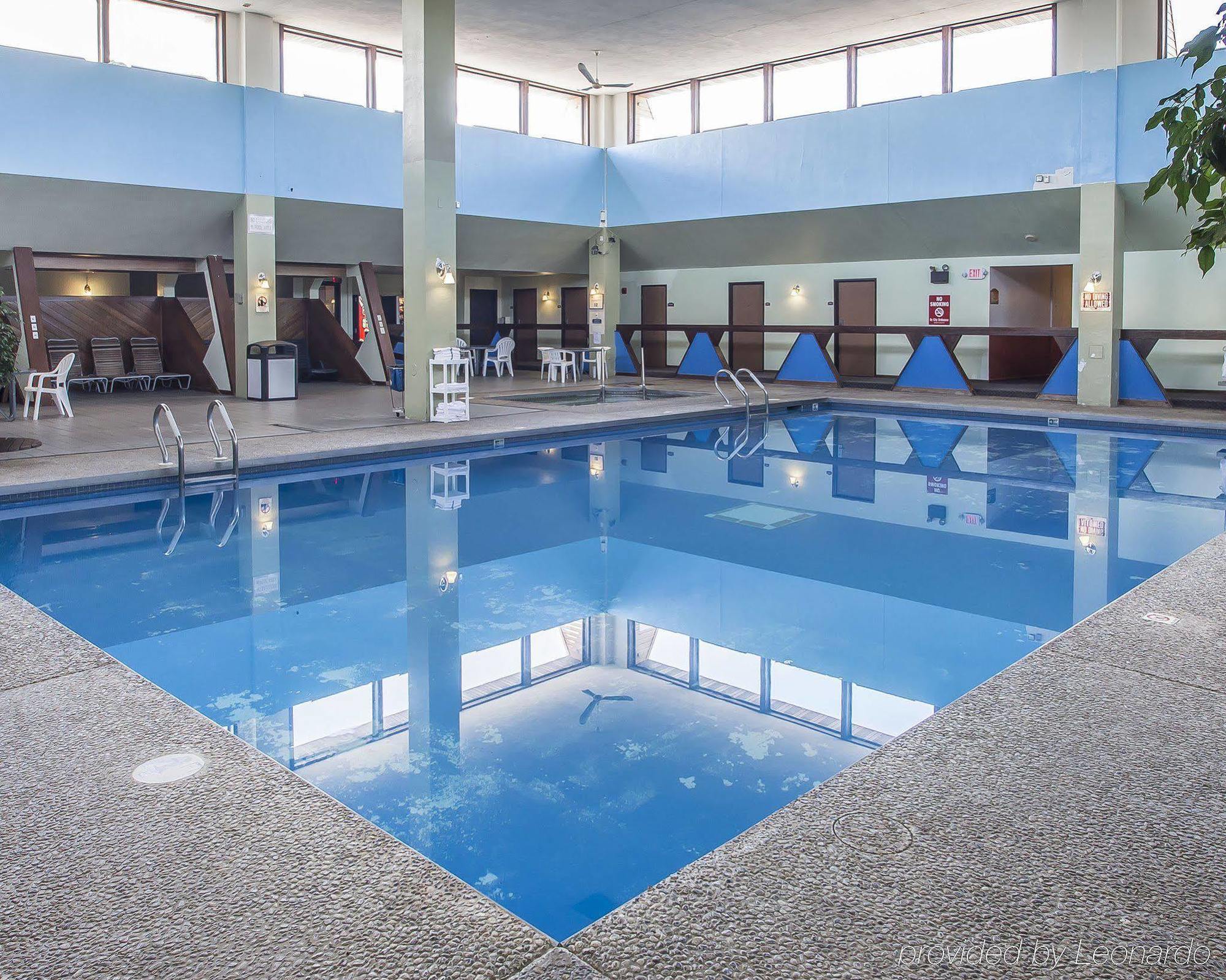 Econo Lodge Inn & Suites Меномони Екстериор снимка