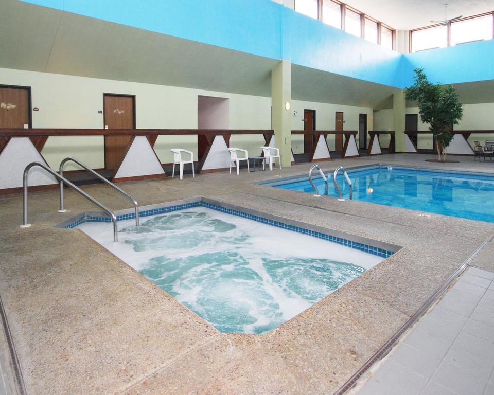 Econo Lodge Inn & Suites Меномони Екстериор снимка